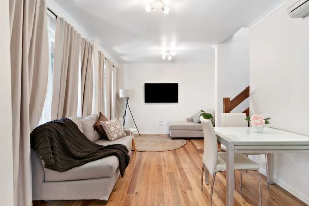 Townhouse in a rare quiet pocket of Richmond! - Photo 1