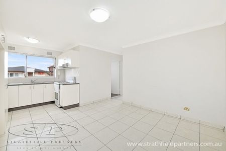 Modern unit, conveniently located - Photo 3