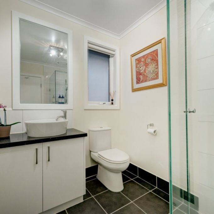 Two Bedroom Unit in Prime Location! - Photo 1