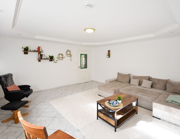 Wohnen auf dem Lande Top-gepflegte Dachgeschosswohnung mit Einbauküche in Neuvrees - Photo 1