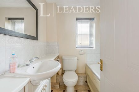 3 bedroom house to rent Abergavenny Gardens, Copthorne, Crawley, RH10 - Photo 3