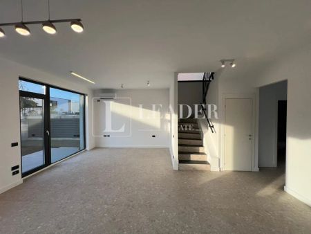 Vilă modernă cu terasă panoramică și design contemporan - Fotografie 4