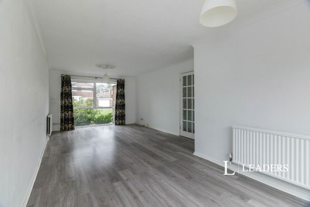 3 bedroom house to rent Cherry Close, Banstead, SM7 - Photo 1