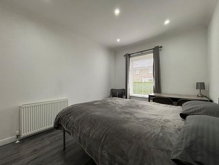 3 bedroom flat to rent - Photo 3