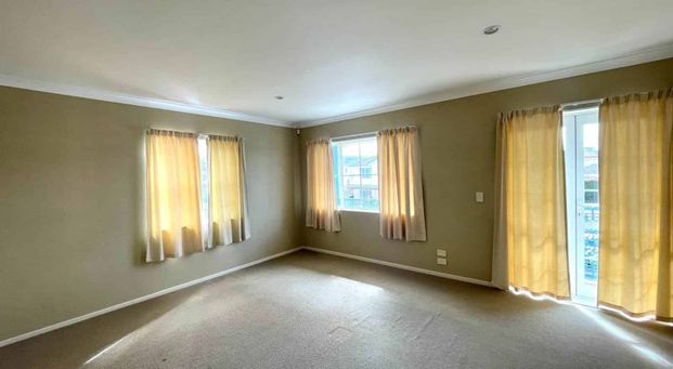 Family Home in Flat Bush - Photo 1