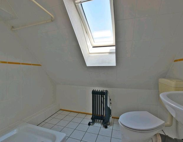 2 ZKB Dachgeschosswohnung mit Gartenmitbenutzung in Niederzwehren - Photo 1