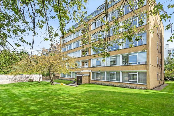 A bright, well-proportioned 2 bedroom flat in a smart block with lift moments from East Putney station. - Photo 1