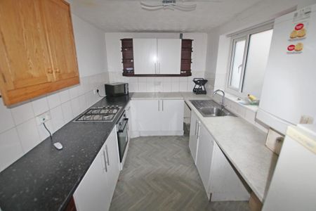 2 bedroom terraced house to rent - Photo 2