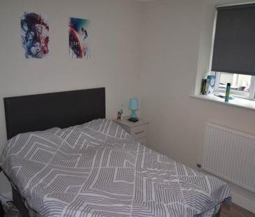 3 bedroom flat to rent - Photo 4
