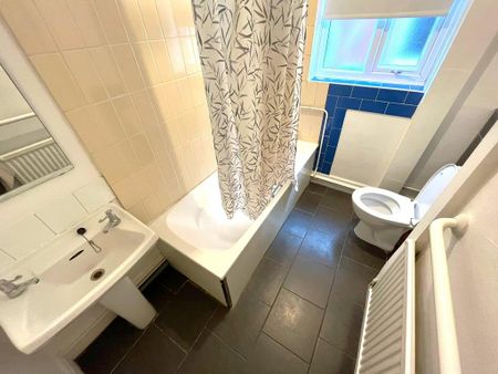 1 bedroom in a house share to rent - Photo 4