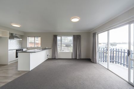 Charming 2-Bedroom Apartment in Hamilton - Photo 2