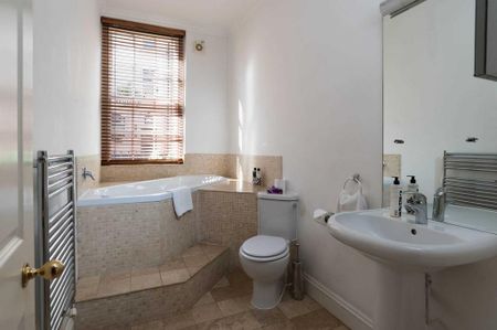 3 bedroom maisonette to rent - Photo 2