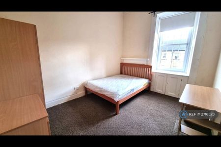 4 bedroom flat to rent - Photo 2