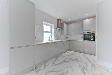 3 bedroom flat to rent - Photo 4