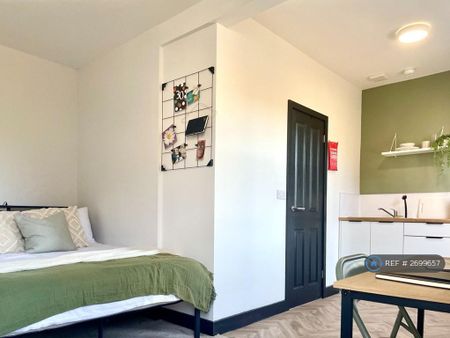 1 bedroom in a house share to rent - Photo 2