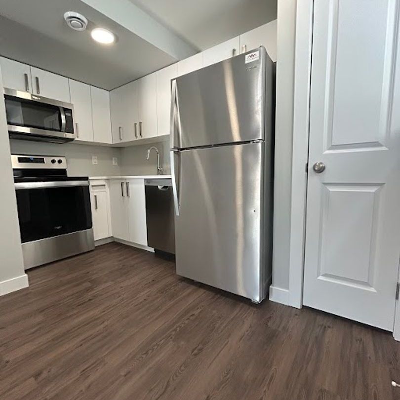 2 Bedroom Lower Unit in Evergreen - Photo 1