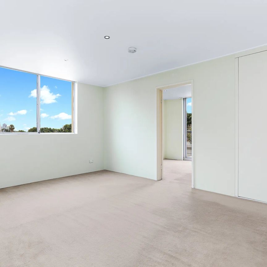 Bright and sunny apartment with views. - Photo 1