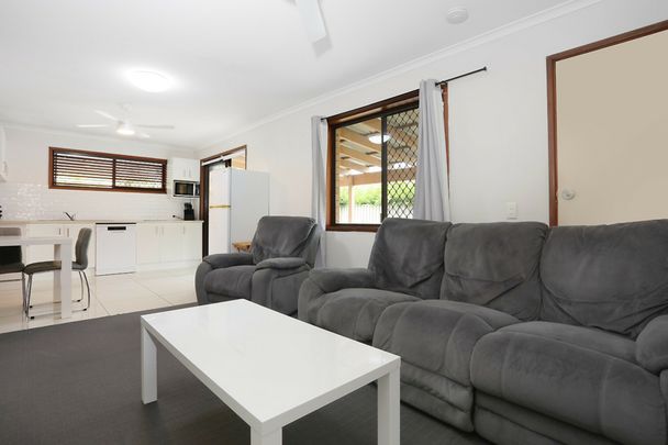 FURNISHED ONE BEDROOM IN ASHMORE INCLUDING INTERNET & FOXTEL - Photo 1