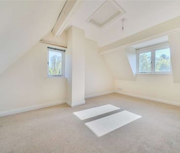 A two-bedroom cottage with driveway and garage in Oare village. - Photo 5