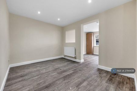 5 bedroom semi-detached house to rent - Photo 2