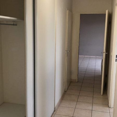 Appartement 3 pièces 61m2 MARSEILLE 4EME 931 euros - Photo 1