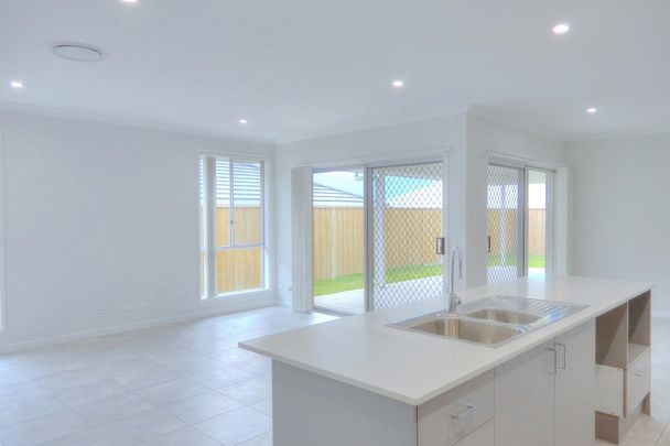 5 Bedrooms - Stylish and Spacious - Photo 1