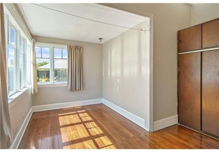 Large Character Four Bedroom Home – Ideal for Students. - Photo 3