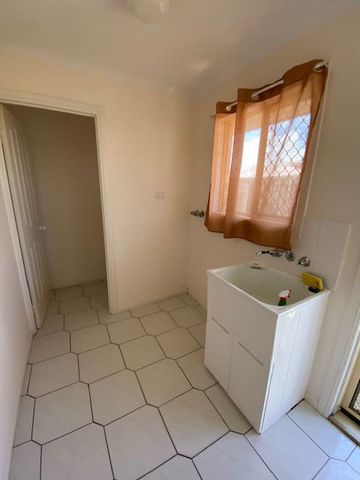 PRIVATE 2 BEDROOM UNIT CLOSE TO SHOPS, SCHOOLS, AND SPORTS. - Photo 4