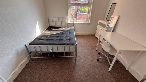 1 bedroom room to rent Claypole Road, NG7 - Photo 1