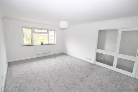 2 bedroom Maisonette to let - Photo 3