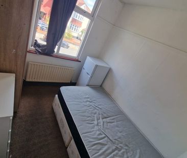 Room in a Shared Flat, Prout Grove, NW10 - Photo 4