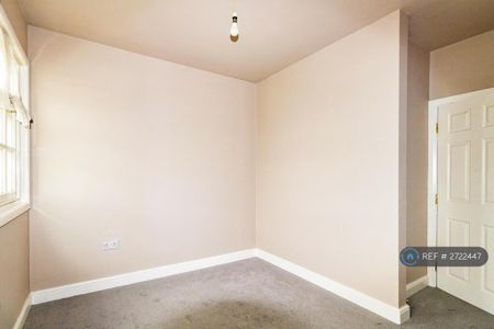 3 bedroom flat to rent - Photo 3
