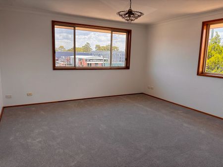 Centrally located 4 bedroom home - Photo 3