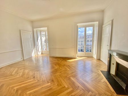 A Louer - Nantes Place Sanitat - Appartement Bourgeois 4 Pièces De 108.18 M² - Photo 2