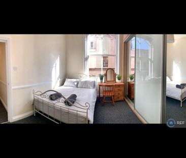 3 bedroom flat to rent - Photo 4