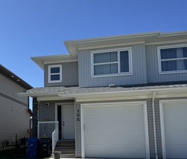 Duplex in Blackfalds with GARAGE and PET FRIENDLY! - Photo 2