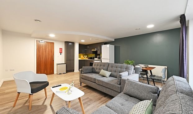 Top spec 4 bedroom apartment with ensuite bathrooms - Photo 1