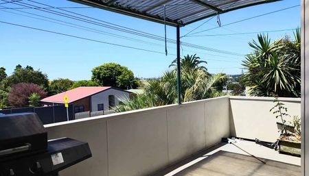 Charming 4BR House in Te Atatu - Photo 3