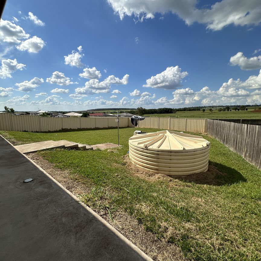 FURNISHED MODERN 4 BEDROOM, FULLY SERVICED, DOUBLE GARAGE, FENCED YARD! - Photo 1
