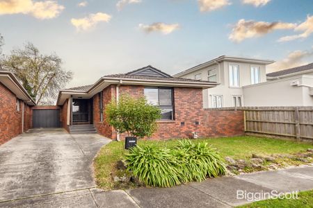 Cozy 2-Bedroom in the Heart of Mount Waverley - Photo 3