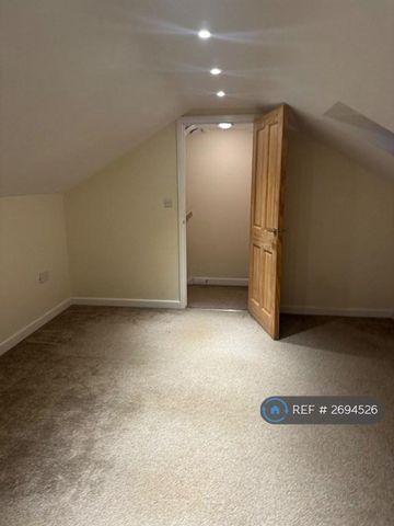 1 bedroom in a house share to rent - Photo 4