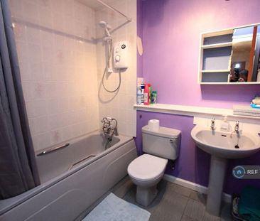 1 bedroom in a flat share to rent - Photo 5