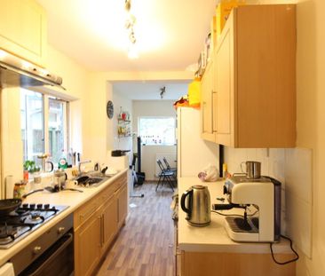 4 bedroom semi-detached house to rent - Photo 6