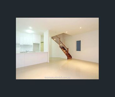 STYLISH TOWNHOUSE - Photo 2