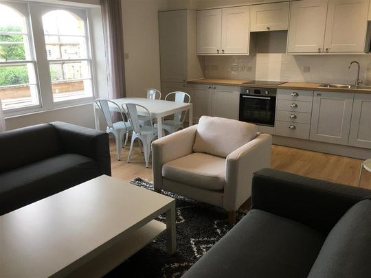 4 bedroom flat to rent - Photo 1