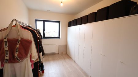 Recente tussenwoning met drie slaapkamers en zonnige tuin - Photo 3