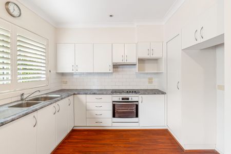 Stylish Townhouse - Photo 4