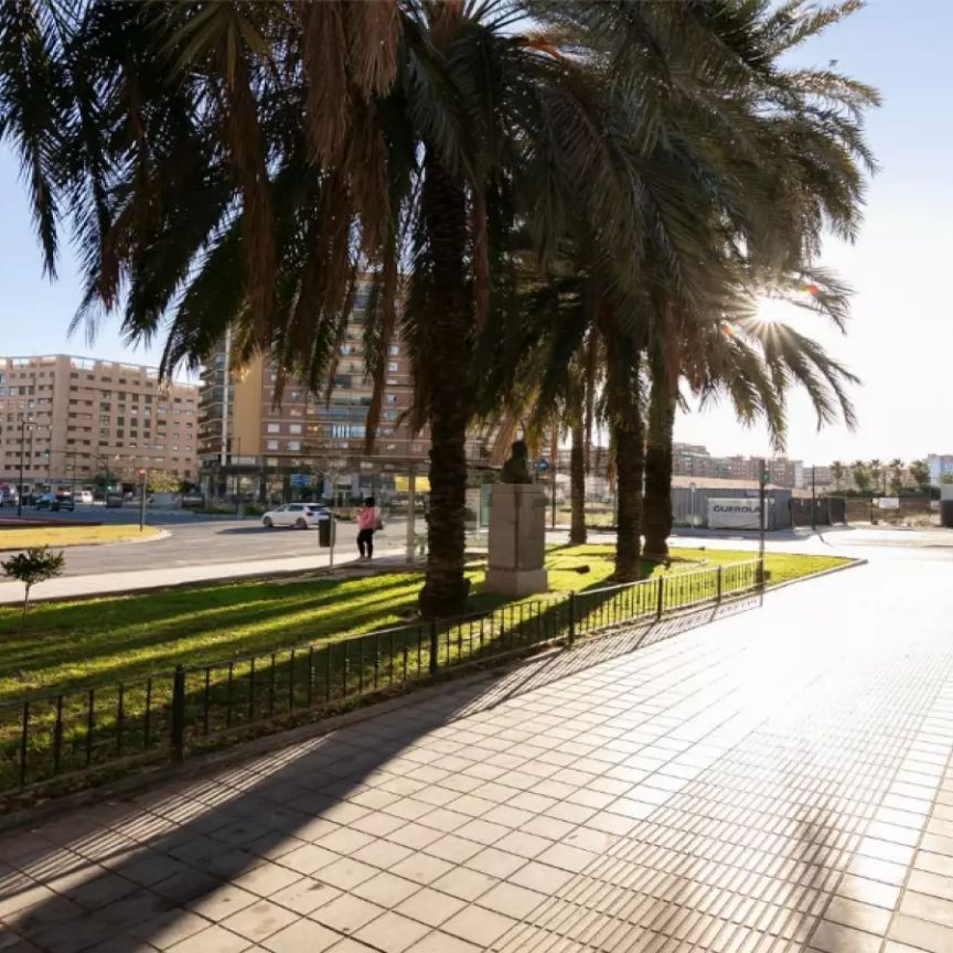 Room in a shared 4-bedroom apartment for rent in Russafa, bills included - Foto 1