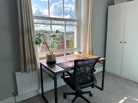 Room 1: Flat 4, 30 Stoke Road, Guildford, GU1 4HR - Photo 2