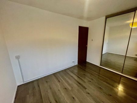 3 bedroom end of terrace house to rent - Photo 4